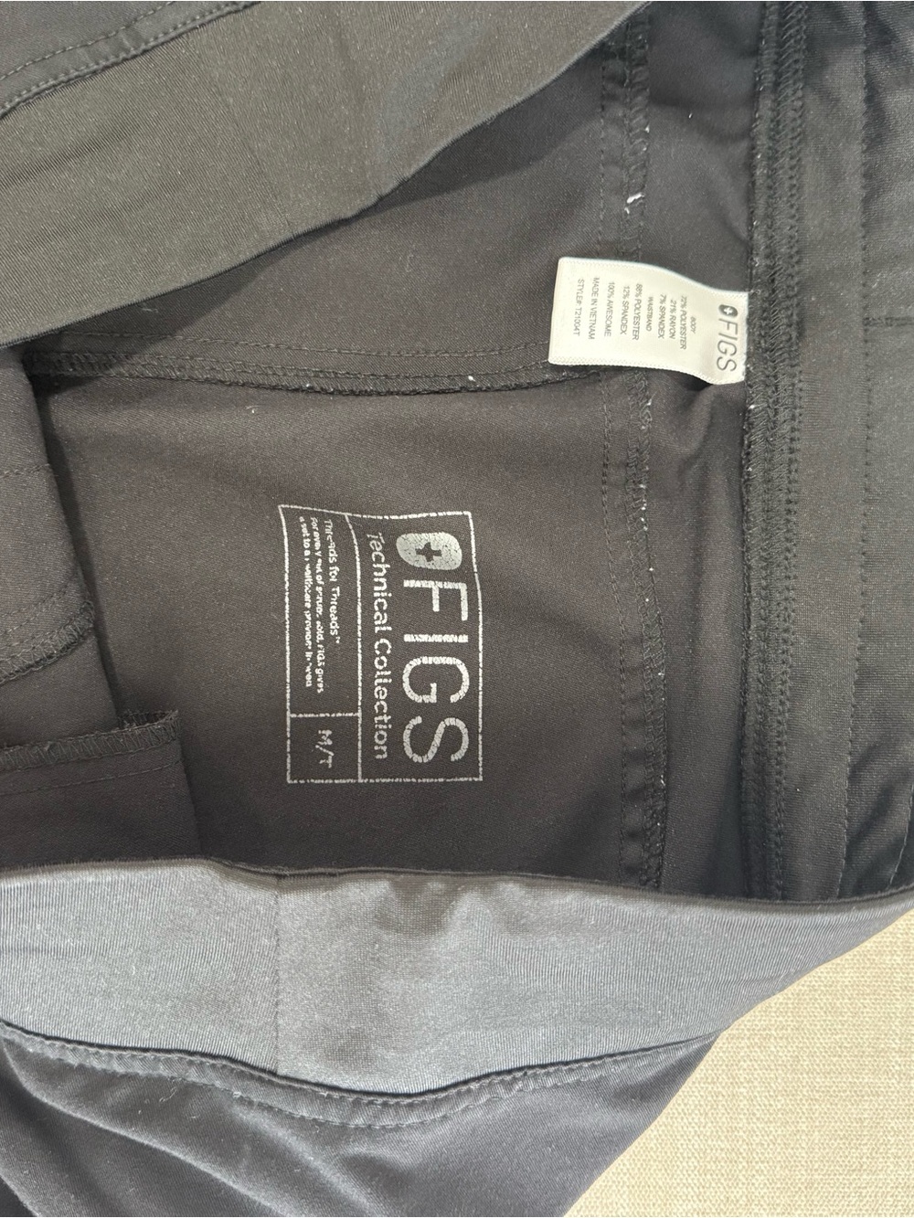 FIGS Black Kade Cargo Scrub Pants - Picture 4 of 6